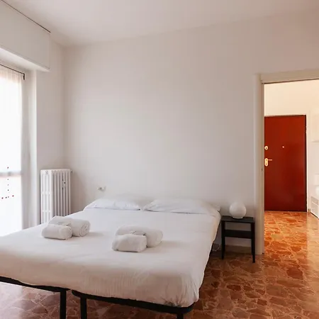 Youhosty - Da Cermenate 12 Apartament *